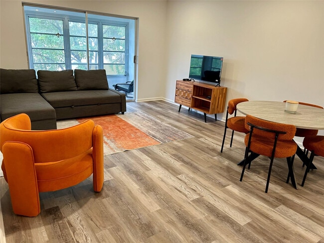 Building Photo - 2151 NE 68th St Unit 226