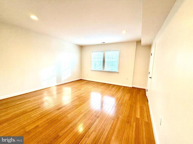 Photo - 937 Randolph St NW Unit 4