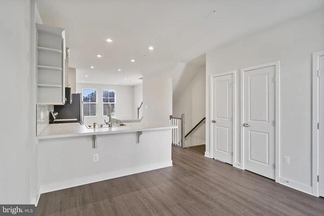 Photo - 837 Lennox St