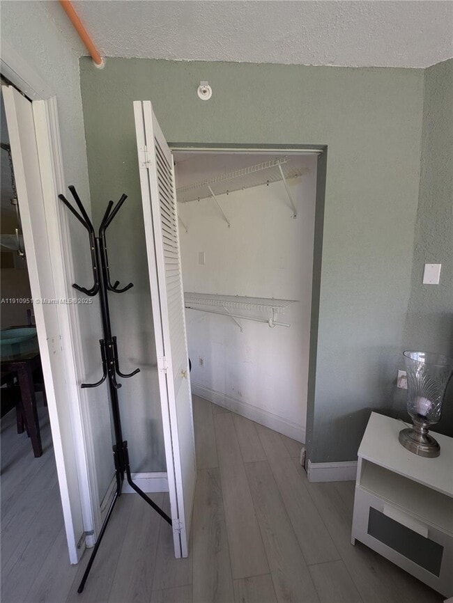 Photo - 1881 Washington Ave Unidad 3G