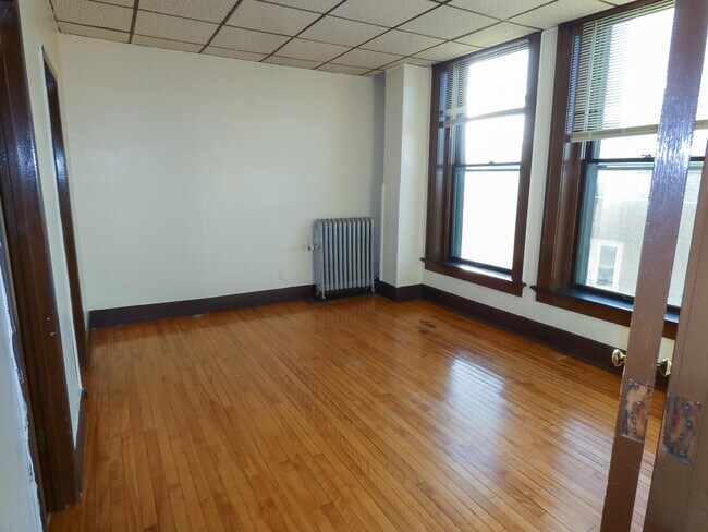 Photo - 15 E Main St