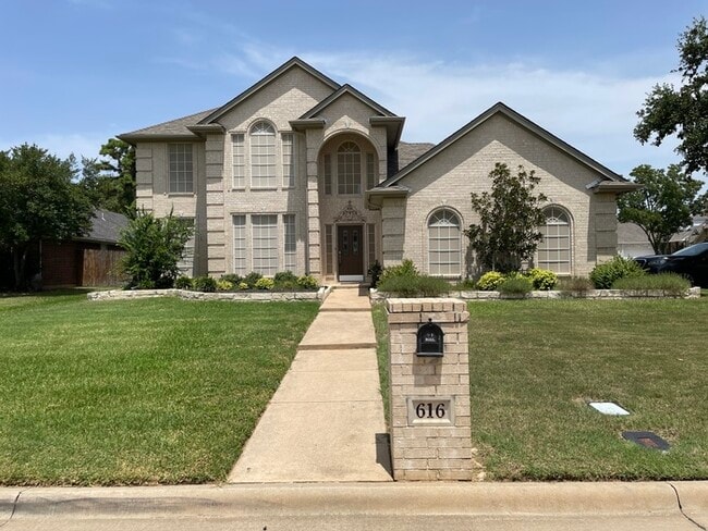 Building Photo - Stunning corner lot home with beautiful po...