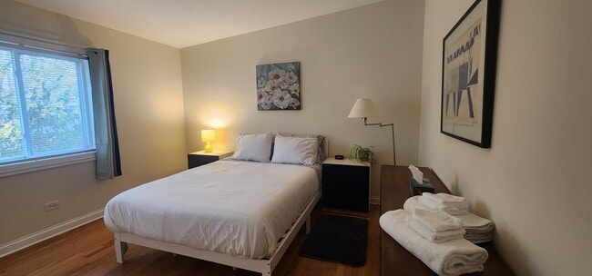Master Bedroom includes a new queen bamboo/charcoal/green tea memory foam bed, 2 dressers/nightstand - 2018 Lake St Unit Apt 2