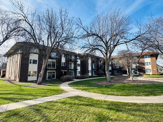 Building Photo - 5S070 Pebblewood Ln Unit F11