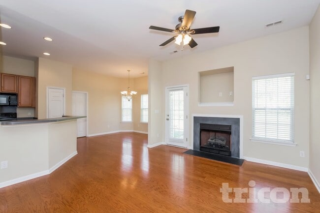 Photo - 717 Yvonne Dr SW