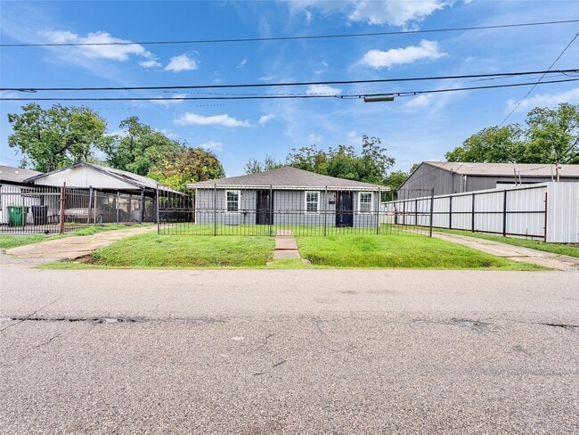 Photo - 1107 E 40th 1/2 St