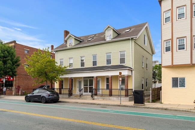 Building Photo - 571 Somerville Ave Unit 571A