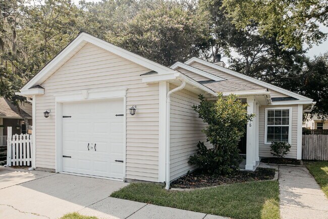 Photo - Charming 3-Bedroom Home with Hardwood Floors in Shadowmoss