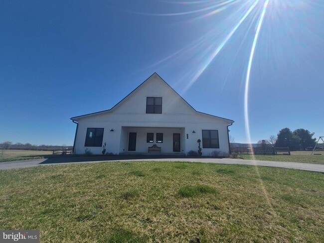 Building Photo - 330 Majestic Ln