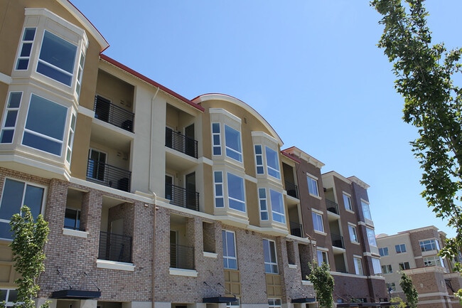 Building Photo - Luxury Town Home Available