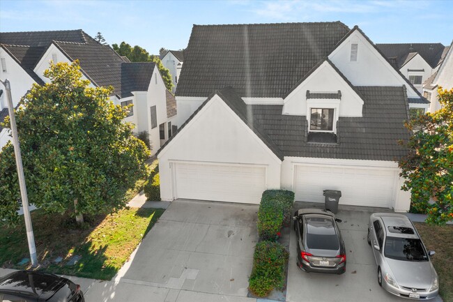 Building Photo - Renovated 2bed x 2.5bath Townhouse with Pr...