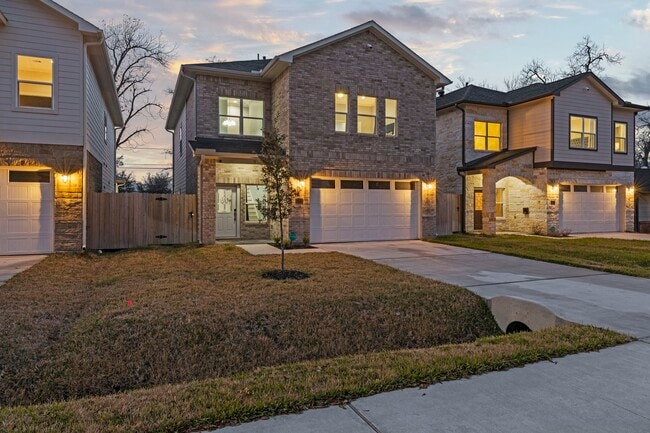 Building Photo - 2209 Silverbonnet St