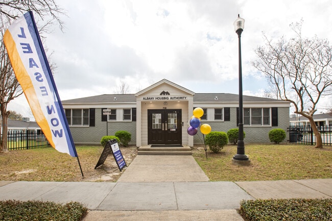 Photo - Oaks Intown