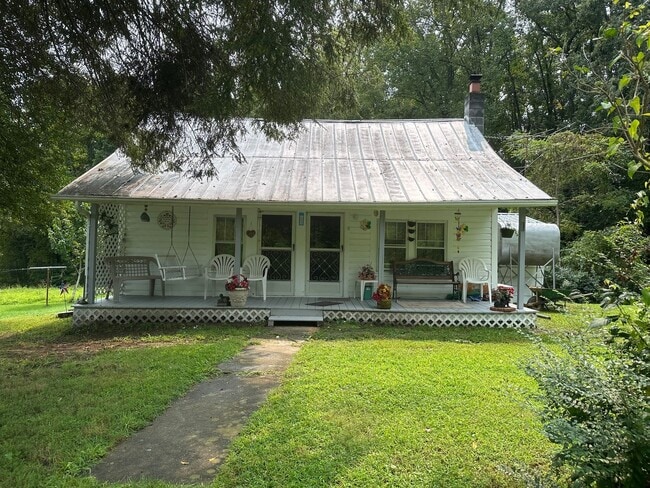 Building Photo - 3 bedroom/1 bath house  Fall Branch, TN