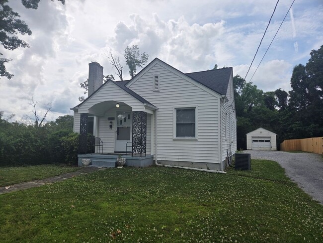 Building Photo - 2 Bdrm/ 1 Bath Cottage w/hardwood floors Kingsport, TN