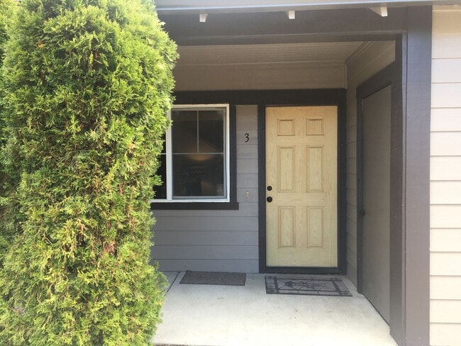 Building Photo - NW 3x2 townhome with primary bedroom on the main level