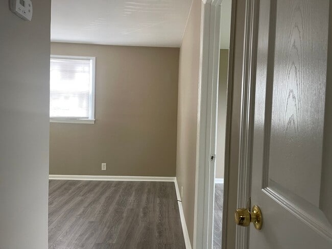 Building Photo - 2bd 1 ba Duplex in Hermitage