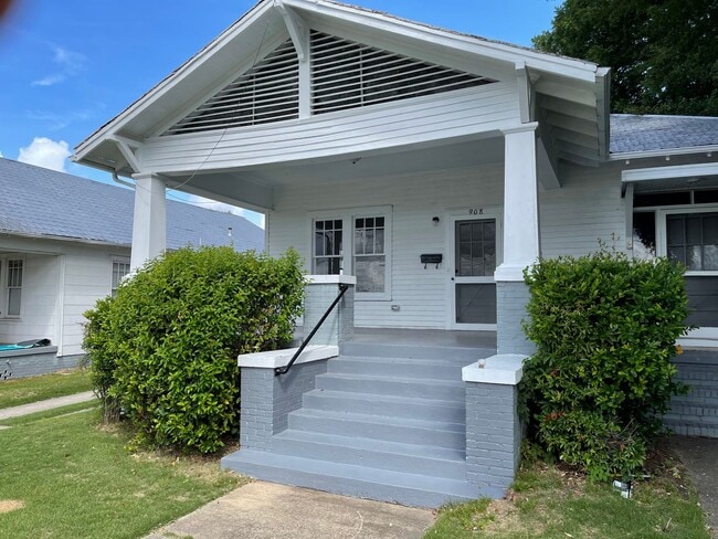 Building Photo - 908 1st Ave Unit 01