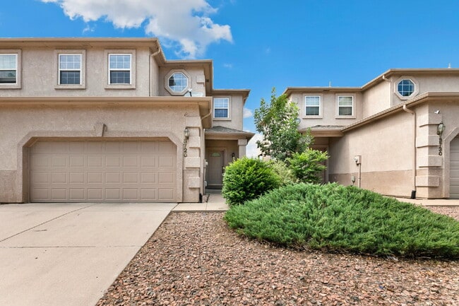 Updated Townhome with Views – Minutes to P... - Updated Townhome with Views – Minutes to P...