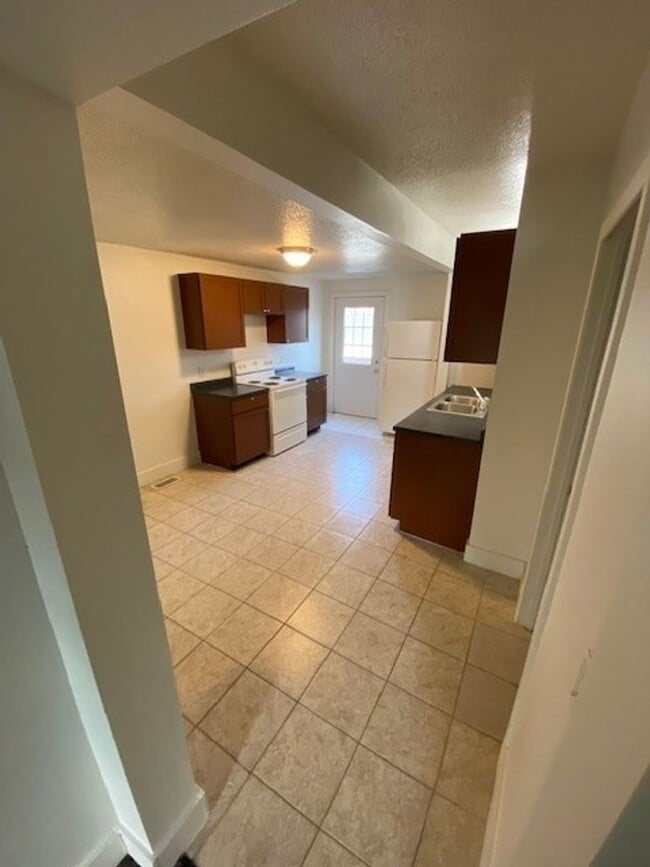 Building Photo - 2 Bedroom, Townhomes for rent in Urbandale, IA Unit 3803 67th St