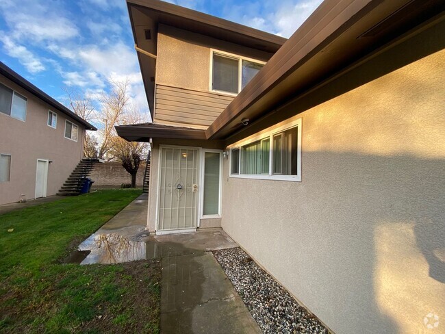 Building Photo - Remodeled 2 Bedroom Condo with Garage