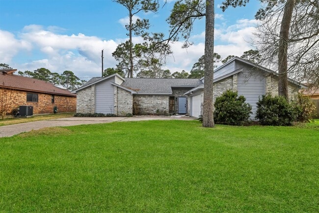 Building Photo - 9842 Pinehurst St