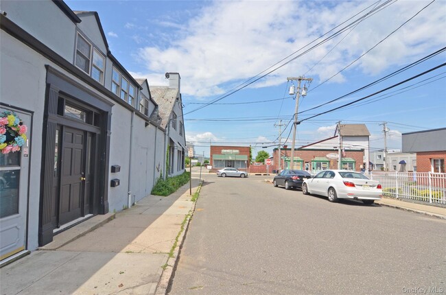 Building Photo - 2 2nd Ave Unit 3