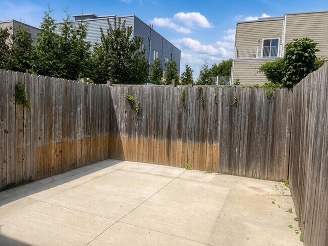 Photo - 249 E Thompson St