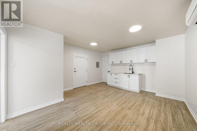 Photo - 566 Queen St W Unité 3