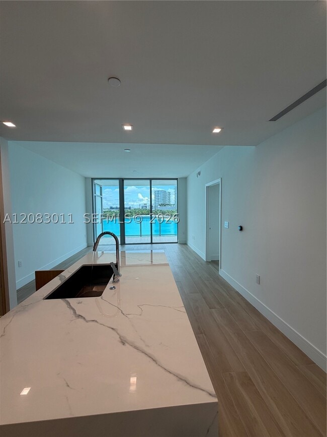 Building Photo - 2411 Laguna Cir Unit 307