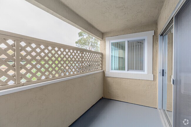 2BR, 2BA - 1150SF - Balcony
