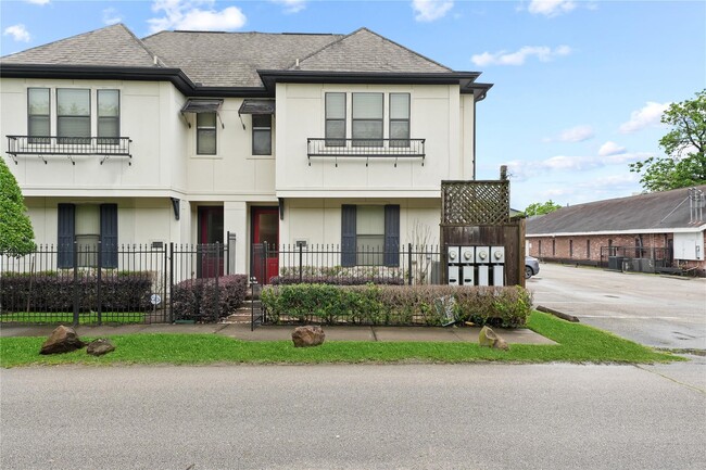 Building Photo - 2305 Bastrop St Unit A