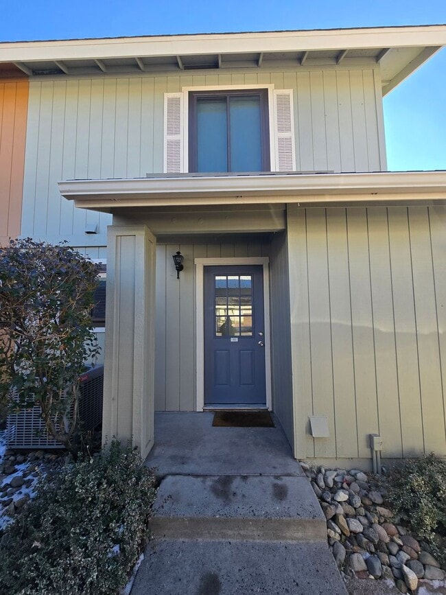 Building Photo - Wonderful Mountain Meadows "end Unit 55