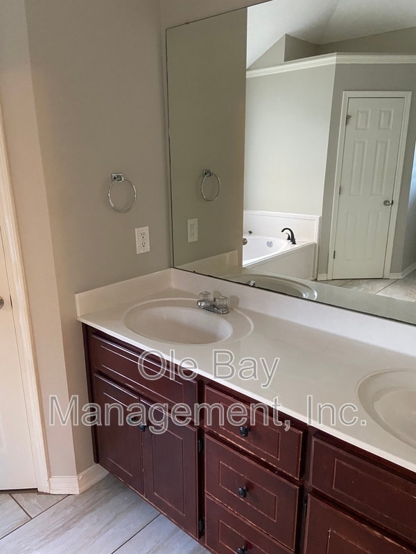 Photo - 2030 Ark Dr E