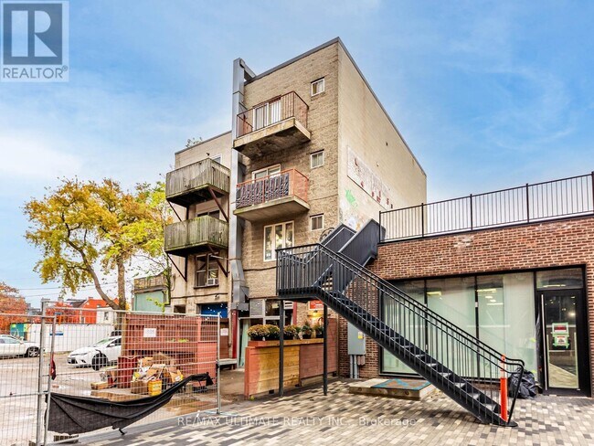 Photo - 996 Queen St E Unit 4