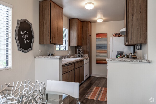 1 habitación, 1 baño - 720 pies cuadrados - Cocina - Pinecreek Village Apartments