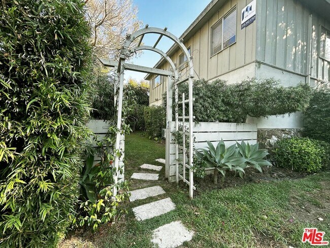 Building Photo - 1868 10th St