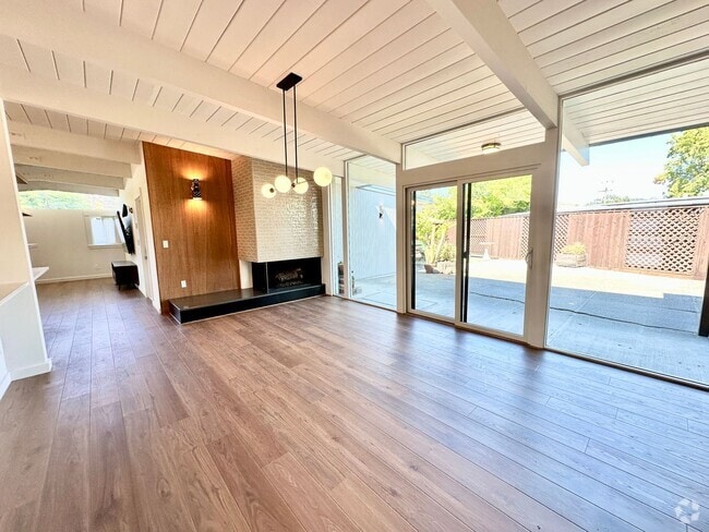 Building Photo - Eichler Mid-Century Home, Newly Renovated