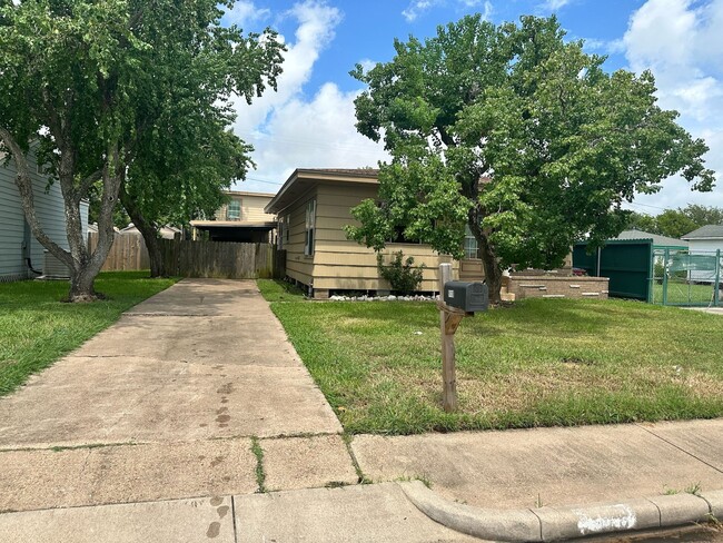 Photo - 918 W 5th St