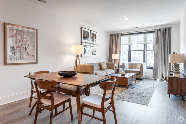 1BR, 1BA - 790SF