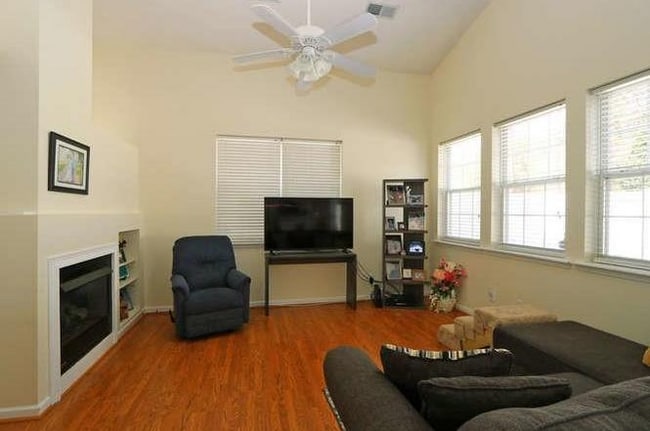 Photo - 107 W Oaks Ct