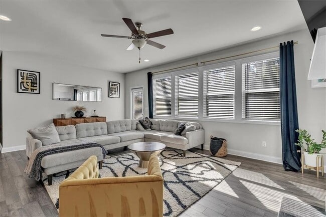 Photo - 790 Belrose Dr SE