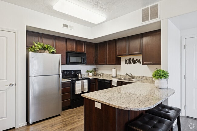 2BR, 2BA - 1,010SF