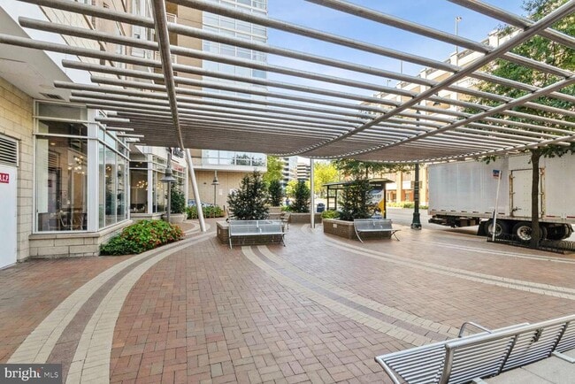 Building Photo - 930 Wayne Ave Unit 405