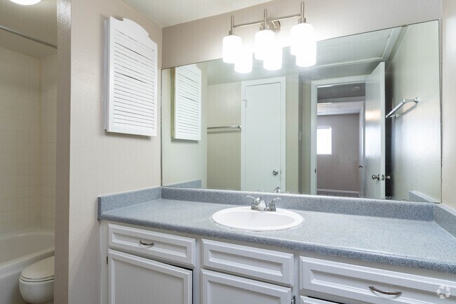 1BR, 1BA - 678SF