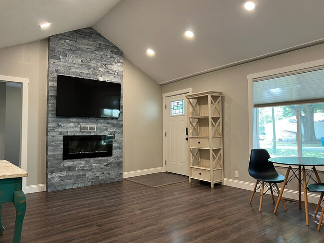 2232 S Kickapoo Ave