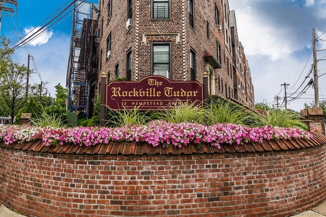 Building Photo - 12 Hempstead Ave Unit 1M