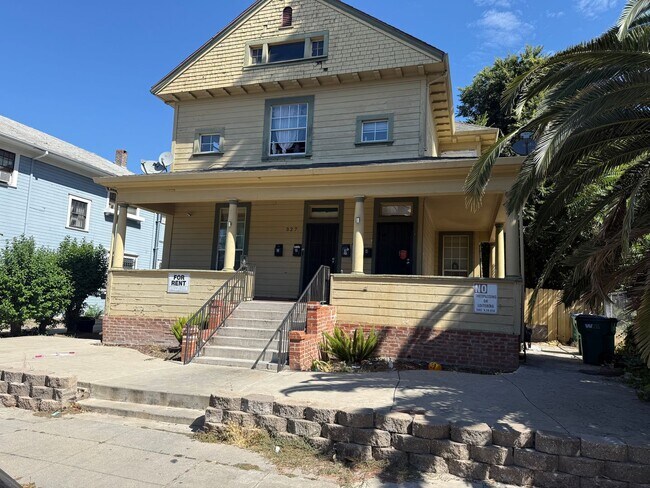 Photo - 327 E Acacia St Unit 4