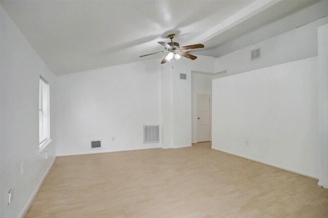 Photo - 1127 Yale St