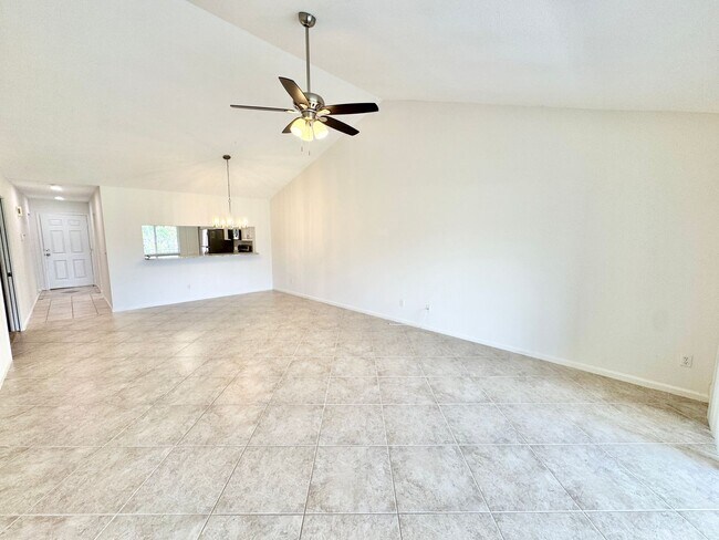 Photo - ** ROYAL WOOD ** 2 + DEN / 2 BATH - CONDO ...